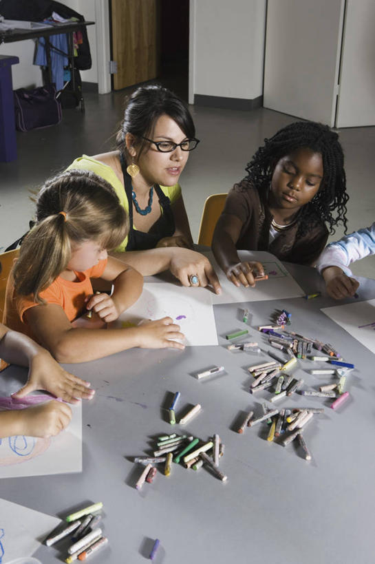 西方人,儿童,四个人,伙伴,朋友,教师,学校,坐,竖图,俯视,室内,白天,友谊,纯洁,桌子,欧洲,非洲,黑人,欧洲人,握,服装,笔,蜡笔,围裙,眼镜,办公用品,教育,拿,拿着,注视,休闲装,书桌,校园,文具,小孩,衣服,课桌,学习用品,低头,观察,看,幼师,休闲,教室,同学,休闲服,可爱,童年,童趣,握着,幼儿园,服饰,观看,文具用品,察看,绘图,校友,关注,学前教育,近视眼镜,童真,烂漫,无邪,同窗,学友,幼稚园,蒙养园,育儿机构,天真,友情,男孩,男人,男性,女孩,女人,女性,白种人,非洲人,孩子,老师,画画,画图,摹绘,坐着,半身,彩图,高角度拍摄,幼儿教师,男生,女生