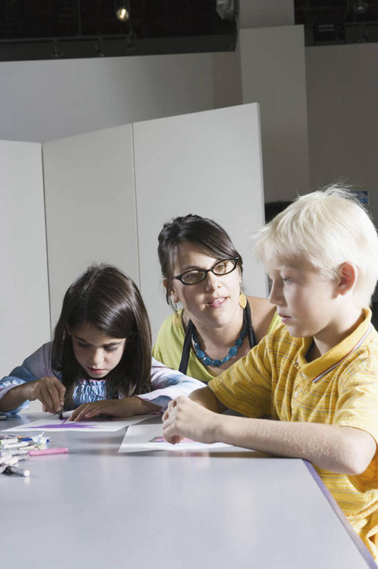 西方人,儿童,三个人,伙伴,朋友,教师,学校,坐,竖图,室内,白天,正面,友谊,纯洁,桌子,欧洲,欧洲人,握,服装,笔,蜡笔,眼镜,纸,办公用品,纸张,教育,拿,拿着,注视,休闲装,书桌,校园,文具,小孩,衣服,课桌,学习用品,低头,观察,看,幼师,休闲,教室,同学,休闲服,可爱,童年,童趣,握着,幼儿园,服饰,观看,文具用品,察看,绘图,校友,关注,学前教育,近视眼镜,童真,烂漫,无邪,同窗,学友,幼稚园,蒙养园,育儿机构,天真,友情,男孩,男人,男性,年轻女性,女孩,女人,女性,白种人,孩子,老师,画纸,画画,画图,摹绘,坐着,半身,彩图,铅画纸,素描纸,幼儿教师,男生,女生