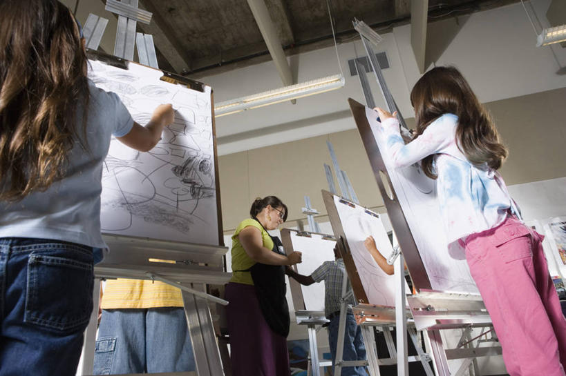 西方人,儿童,四个人,伙伴,朋友,教师,学校,站,横图,室内,白天,仰视,绘画,友谊,纯洁,欧洲,欧洲人,握,服装,艺术,笔,蜡笔,围裙,眼镜,办公用品,画板,美术用品,教育,拿,拿着,注视,休闲装,校园,画架,文具,小孩,衣服,学习用品,观察,看,站着,幼师,休闲,教室,同学,休闲服,可爱,童年,童趣,握着,幼儿园,服饰,观看,文具用品,美术,察看,绘图,校友,关注,学前教育,绘画工具,近视眼镜,童真,烂漫,无邪,同窗,学友,幼稚园,蒙养园,育儿机构,天真,友情,男孩,男人,男性,年轻女性,女孩,女人,女性,白种人,孩子,老师,画画,画图,摹绘,站立,半身,彩图,低角度拍摄,幼儿教师,男生,女生