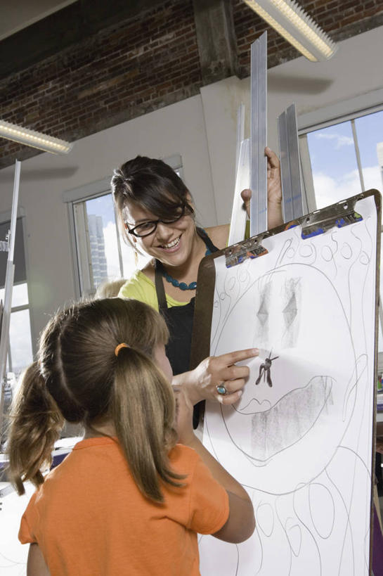 西方人,儿童,两个人,教师,学校,站,笑,微笑,露齿笑,竖图,室内,白天,仰视,绘画,纯洁,欧洲,欧洲人,指,服装,艺术,围裙,眼镜,画板,美术用品,注视,休闲装,方向,校园,画架,小孩,衣服,低头,观察,看,手势,站着,幼师,休闲,教室,休闲服,可爱,童年,童趣,服饰,观看,美术,察看,指向,食指,关注,绘画工具,近视眼镜,童真,烂漫,无邪,天真,年轻女性,女孩,女人,女性,白种人,孩子,老师,抬头,仰头,站立,半身,彩图,低角度拍摄,幼儿教师,女生