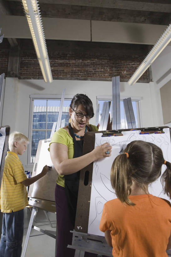 西方人,儿童,三个人,伙伴,朋友,教师,学校,站,笑,说,微笑,露齿笑,竖图,室内,白天,仰视,讨论,绘画,友谊,纯洁,窗户,欧洲,欧洲人,握,服装,艺术,笔,蜡笔,围裙,眼镜,办公用品,画板,美术用品,教育,拿,拿着,注视,休闲装,校园,画架,玻璃窗,文具,小孩,衣服,学习用品,观察,看,站着,幼师,休闲,教室,同学,休闲服,可爱,童年,童趣,握着,幼儿园,服饰,观看,文具用品,美术,察看,绘图,校友,关注,学前教育,绘画工具,近视眼镜,童真,烂漫,无邪,同窗,学友,幼稚园,蒙养园,育儿机构,交流,天真,友情,男孩,男人,男性,女孩,女人,女性,白种人,孩子,老师,沟通,画画,画图,讲话,交谈,摹绘,商讨,说话,谈话,站立,半身,彩图,低角度拍摄,幼儿教师,男生,女生