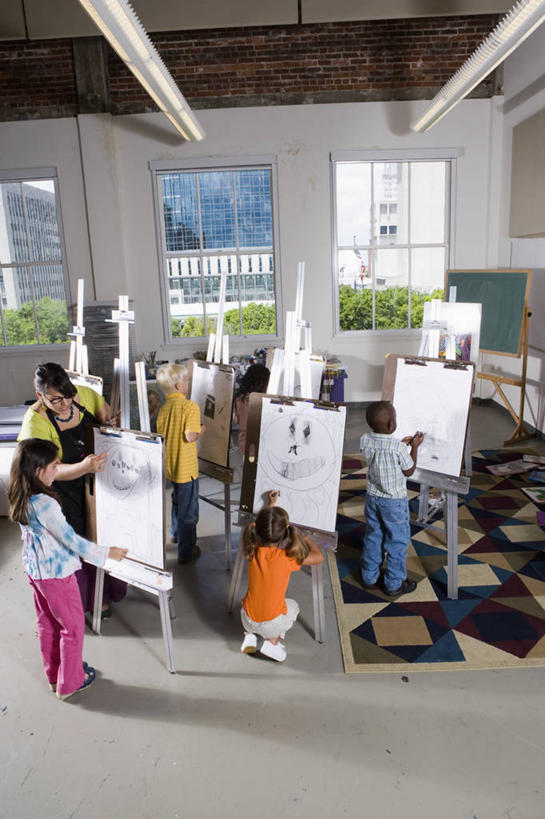 西方人,儿童,伙伴,朋友,教师,学校,站,笑,说,微笑,竖图,俯视,室内,白天,讨论,绘画,友谊,纯洁,窗户,欧洲,非洲,黑人,欧洲人,握,服装,艺术,笔,蜡笔,围裙,眼镜,办公用品,画板,美术用品,许多人,教育,拿,拿着,注视,休闲装,校园,画架,玻璃窗,文具,小孩,衣服,学习用品,观察,看,站着,一群人,幼师,休闲,教室,同学,休闲服,可爱,童年,童趣,握着,幼儿园,服饰,观看,文具用品,美术,察看,绘图,校友,关注,学前教育,绘画工具,近视眼镜,童真,烂漫,无邪,同窗,学友,幼稚园,蒙养园,育儿机构,交流,天真,友情,男孩,男人,男性,女孩,女人,女性,白种人,非洲人,孩子,老师,沟通,画画,画图,讲话,交谈,摹绘,商讨,说话,谈话,站立,彩图,高角度拍摄,全身,幼儿教师,男生,女生