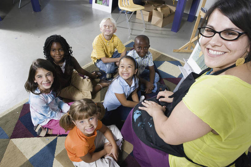 西方人,儿童,伙伴,朋友,教师,学校,坐,笑,盘腿,微笑,露齿笑,横图,俯视,室内,白天,友谊,纯洁,地毯,欧洲,非洲,黑人,欧洲人,服装,装饰,编织,围裙,眼镜,手工艺品,织物,许多人,教育,注视,休闲装,校园,小孩,衣服,工艺品,观察,看,一群人,幼师,休闲,教室,同学,休闲服,可爱,童年,童趣,幼儿园,服饰,观看,华丽,修饰,点缀,察看,校友,关注,学前教育,近视眼镜,童真,烂漫,无邪,衬托,美观,雅致,雅观,同窗,学友,幼稚园,蒙养园,育儿机构,天真,友情,男孩,男人,男性,女孩,女人,女性,白种人,非洲人,孩子,老师,盘腿而坐,盘膝,盘着腿的,盘着腿坐,双腿交叉,抬头,仰头,坐着,半身,彩图,高角度拍摄,幼儿教师,男生,女生