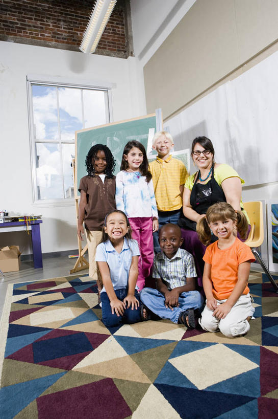 西方人,儿童,伙伴,朋友,教师,学校,站,坐,笑,盘腿,微笑,露齿笑,竖图,室内,白天,正面,友谊,纯洁,地毯,欧洲,非洲,黑人,欧洲人,一排,服装,整齐,装饰,并列,并排,编织,围裙,眼镜,手工艺品,织物,许多人,教育,注视,休闲装,校园,排列,小孩,衣服,黑板,工艺品,观察,看,站着,一群人,幼师,休闲,教室,同学,休闲服,可爱,童年,童趣,教学,幼儿园,服饰,观看,华丽,修饰,点缀,察看,校友,队列,关注,学前教育,平行,近视眼镜,童真,烂漫,无邪,衬托,美观,雅致,雅观,同窗,学友,耐磨,教学黑板,幼稚园,蒙养园,育儿机构,天真,友情,男孩,男人,男性,女孩,女人,女性,白种人,非洲人,孩子,老师,盘腿而坐,盘膝,盘着腿的,盘着腿坐,双腿交叉,站立,坐着,彩图,全身,幼儿教师,男生,女生