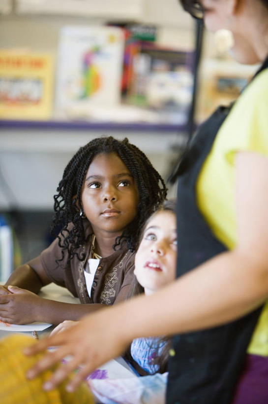 西方人,儿童,三个人,伙伴,朋友,教师,学校,站,坐,竖图,室内,白天,正面,友谊,纯洁,桌子,欧洲,非洲,黑人,欧洲人,服装,朦胧,模糊,教育,注视,休闲装,书桌,校园,小孩,衣服,课桌,观察,看,站着,幼师,休闲,教室,同学,休闲服,可爱,童年,童趣,幼儿园,服饰,观看,察看,校友,关注,学前教育,童真,烂漫,无邪,同窗,学友,幼稚园,蒙养园,育儿机构,天真,友情,男孩,男人,男性,女孩,女人,女性,白种人,非洲人,孩子,老师,抬头,仰头,站立,坐着,半身,彩图,幼儿教师,男生,女生