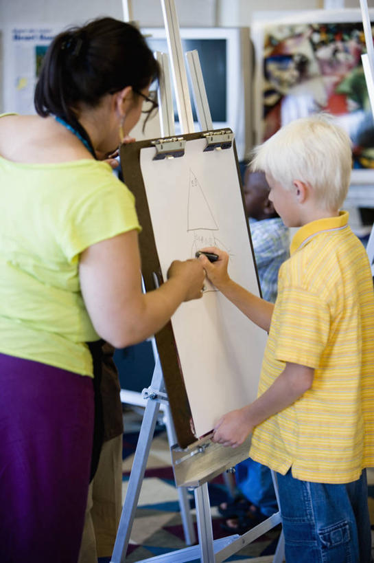 西方人,儿童,两个人,教师,学校,站,竖图,室内,白天,绘画,纯洁,欧洲,欧洲人,握,服装,朦胧,模糊,艺术,笔,蜡笔,围裙,眼镜,办公用品,画板,美术用品,拿,拿着,注视,休闲装,校园,画架,文具,小孩,背面,衣服,学习用品,观察,看,站着,幼师,休闲,教室,休闲服,可爱,童年,童趣,握着,服饰,观看,文具用品,美术,察看,绘图,关注,绘画工具,近视眼镜,童真,烂漫,无邪,天真,男孩,男人,男性,年轻女性,女人,女性,白种人,孩子,老师,画画,画图,摹绘,站立,半身,彩图,幼儿教师,男生