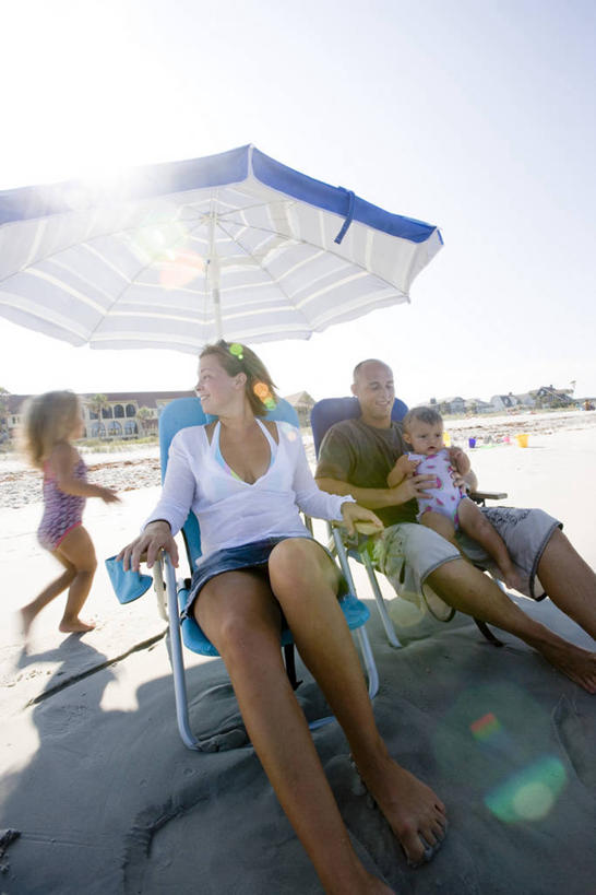 西方人,婴儿,儿童,四个人,家庭,夫妻,母亲,父亲,女儿,家,站,坐,走,躺,抱,竖图,室外,白天,正面,泳装,爱情,纯洁,沙滩,太阳,别墅,椅子,欧洲,欧洲人,阴影,光线,伞,沙子,影子,雨伞,遮阳伞,房屋,躺椅,屋子,海岸,公寓,沙地,浪漫,扭头,阳伞,洋房,楼房,住宅,小孩,阳光,站着,转头,温暖,温馨,父女,母女,一家人,恩爱,父爱,可爱,母爱,童年,童趣,恋人,抱着,沙滩椅,和睦,太阳伞,搂着,宝宝,沙滩装,童真,烂漫,无邪,连体泳衣,卧着,天真,男人,男性,年轻男性,年轻女性,女孩,女人,女性,白种人,孩子,年轻人,夫妇,情侣,海滩,步行,怀抱,搂,搂抱,散步,躺着,卧,相抱,拥抱,站立,走路,坐着,半身,彩图,镜头光晕,透镜闪耀,眩光,泳衣,房子,伴侣,融洽,女生