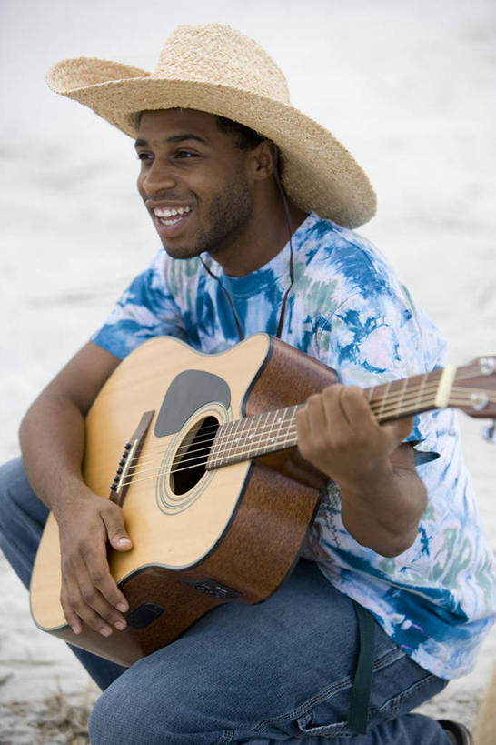 西方人,一个人,坐,笑,微笑,露齿笑,竖图,室外,白天,侧面,沙滩,帽子,欧洲,欧洲人,仅一个男性,仅一个人,握,阴影,服装,光线,沙子,影子,海岸,吉他,乐器,弦乐器,沙地,拿,拿着,注视,休闲装,仅一个年轻男性,衣服,阳光,观察,看,休闲,休闲服,弹琴,握着,服饰,观看,察看,关注,弹拨弦鸣乐器,沙滩装,编织帽,奏琴,抚琴,男人,男性,年轻男性,白种人,海滩,坐着,半身,彩图,弹拨弦乐器