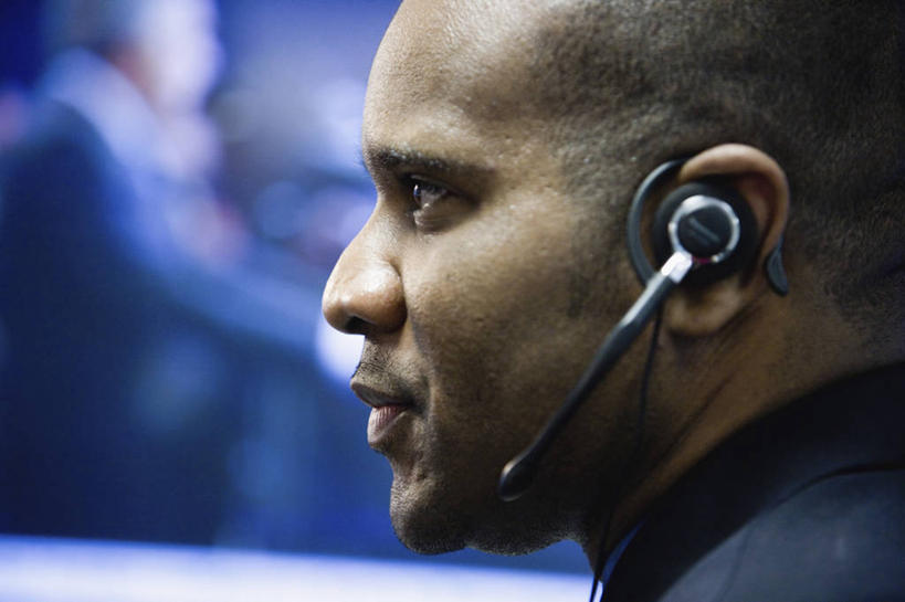 西方人,脸,头,脸颊,脖子,秃头,一个人,商务人士,商务男性,横图,室内,特写,白天,侧面,衬衫,通讯,客服,欧洲,非洲,黑人,欧洲人,仅一个男性,仅一个人,套装,朦胧,模糊,信息,领带,听,话务员,注视,肩膀,仅一个年轻男性,耳机,耳麦,话筒,观察,看,服务,通信,观看,协调,察看,麦克风,头戴式耳麦,象征,庄重,关注,销售,商务装,身份,工薪阶层,客服人员,电话销售,正式,地位,接待员,客户服务,男人,男性,年轻男性,非洲人,头部,光头,无发,脖,颈,颈部,脸部,脸蛋,面部,白领,接线员,上班族,半身,彩图,衬衣,头戴式耳机