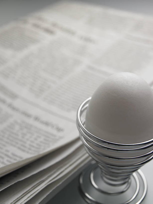 无人,竖图,俯视,室内,特写,白天,餐桌,桌子,报纸,阴影,朦胧,模糊,反射,信息,影子,蛋,鸡蛋,水煮蛋,一个,容器,单个,餐台,储藏,新闻,蛋杯,储存,卵,盛蛋器,彩图,高角度拍摄,贮存,报刊