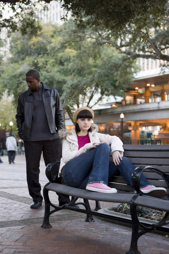 西方人,两个人,商店,站,坐,竖图,室外,白天,正面,爱情,购物,消费,草地,草坪,树林,植物,超市,商场,椅子,欧洲,非洲,黑人,欧洲人,阴影,服装,朦胧,模糊,光线,影子,木椅,躺椅,浪漫,注视,休闲装,耳钉,装饰品,草,树,树木,衣服,绿色,阳光,自然,饰品,首饰,观察,看,靠,靠着,倚靠,站着,休闲,温暖,温馨,休闲服,恩爱,金融,忧伤,恋人,百货,服饰,生长,成长,观看,和睦,察看,双手插袋,倚着,难过,关注,忧郁,手插袋,选购,贸易,百货公司,双手抄兜,双手放兜,血拼,耳饰,男人,男性,年轻男性,年轻女性,女人,女性,白种人,非洲人,情侣,插兜,两手抄兜,两手放兜,手插兜,手放口袋,站立,坐着,彩图,全身,购物商场,购物中心,商业中心,伴侣,哀伤,融洽,手抄兜