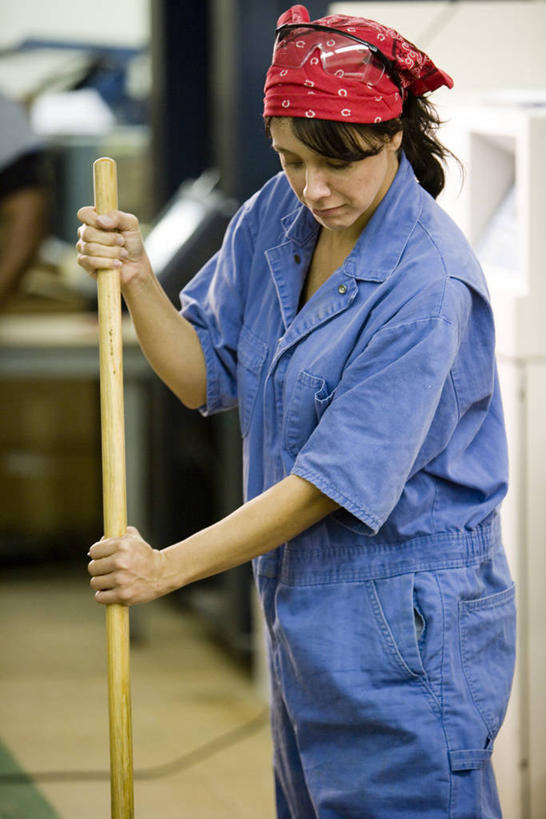 西方人,一个人,清洁工,竖图,室内,白天,侧面,工作服,制服,欧洲,欧洲人,仅一个女性,仅一个人,握,阴影,反射,瓷砖,地砖,工具,扫帚,影子,地面,注视,低头,观察,看,清洁,仅一个中年女性,握着,打扫,观看,扫把,察看,卫生,关注,保洁,清洁员,保洁员,清扫,笤帚,清洁人员,工作制服,扫除,女人,女性,中年女性,白种人,清洁工人,半身,彩图,工作套服