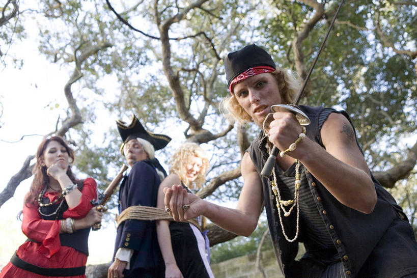 西方人,四个人,伙伴,朋友,站,横图,室外,白天,仰视,戏服,爱情,游戏,友谊,竞争,植物,项链,欧洲,欧洲人,表演,撑,对抗,握,阴影,服装,冲突,光线,枪支,头巾,影子,浪漫,玩,扭头,托腮,注视,破坏,娱乐,装饰品,树,树木,衣服,蓝色,绿色,蓝天,天空,阳光,自然,戒指,饰品,手链,首饰,天,低头,观察,看,托,站着,转头,休闲,武器,恩爱,战争,握着,服饰,手枪,手镯,生长,晴朗,成长,观看,活动,捆绑,信物,损坏,察看,剑,攻击,权利,威胁,衣着,穿着,对立,发泄,关注,矛盾,消遣,智力,托下巴,兵器,防御,角色扮演,镯子,表演服,枪械,演出服,万里无云,弹夹,敌对,挫败,斗争,抗拒,抗衡,宣泄,杀伤,威慑,手饰,绑缚,衣饰,子弹夹,演戏,道具服,单手托腮,危险,友情,男人,男性,年轻男性,年轻女性,女人,女性,白种人,晴空,晴空万里,玩耍,嬉戏,站立,半身,彩图,低角度拍摄