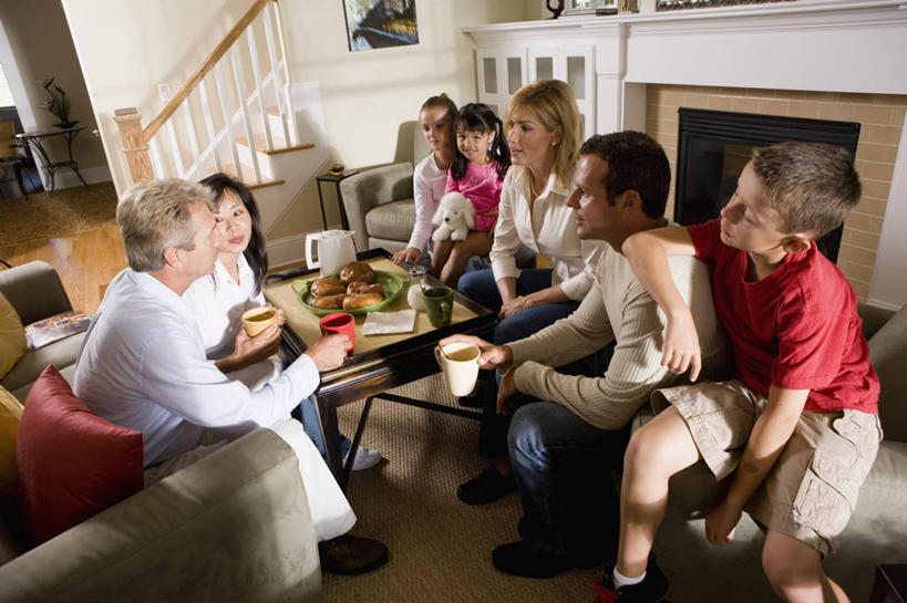 点心,面包,西方人,儿童,中年人,家庭,夫妻,母亲,父亲,女儿,儿子,邻居,客厅,栏杆,坐,笑,说,微笑,露齿笑,横图,俯视,室内,白天,爱情,讨论,游戏,纯洁,壁炉,地板,靠垫,楼梯,沙发,桌子,杯子,玩具,欧洲,欧洲人,五个,许多,握,阴影,服装,裤子,反射,木制,瓷器,扶手,壶,影子,阶梯,墙,食品,面点,咖啡杯,靠枕,陶瓷制品,地面,许多人,浪漫,玩,茶几,注视,牛仔裤,休闲装,娱乐,护栏,木地板,墙壁,墙面,台阶,水壶,食物,糕点,三个,一个,小孩,衣服,黄色,红色,绿色,白色,茶壶,木制品,容器,垫子,枕头,观察,看,取暖,四个,一群人,休闲,温暖,温馨,父女,父子,母女,母子,一家人,休闲服,恩爱,父爱,可爱,母爱,童年,童趣,益智,搭,握着,恋人,服饰,单个,观看,活动,和睦,察看,起居室,搭着,发泄,关注,消遣,智力,挂画,瓷杯,童真,烂漫,无邪,宣泄,客堂,交流,天真,老年男性,男孩,男人,男性,女孩,女人,女性,中年男性,中年女性,白种人,孩子,夫妇,情侣,沟通,讲话,交谈,商讨,说话,谈话,玩耍,嬉戏,坐着,半身,彩图,高角度拍摄,邻人,取暖设备,伴侣,融洽,男生,女生,皮沙发