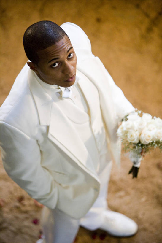 西方人,一个人,新郎,站,竖图,俯视,室内,白天,衬衫,西装,婚礼,快乐,欧洲,非洲,黑人,欧洲人,仅一个男性,仅一个人,握,阴影,套装,正装,朦胧,模糊,庆祝,盛开,反射,领结,影子,泥土,土壤,结婚,花蕾,注视,职业装,花,花瓣,花朵,鲜花,仅一个年轻男性,花苞,花蕊,观察,看,站着,一束,喜庆,握着,观看,纪念,察看,象征,庄重,关注,身份,手插袋,单手插袋,红壤,单手抄兜,单手放兜,正式,地位,男人,男性,年轻男性,非洲人,红土,插兜,手插兜,手放口袋,抬头,仰头,站立,半身,彩图,高角度拍摄,衬衣,高兴,手抄兜