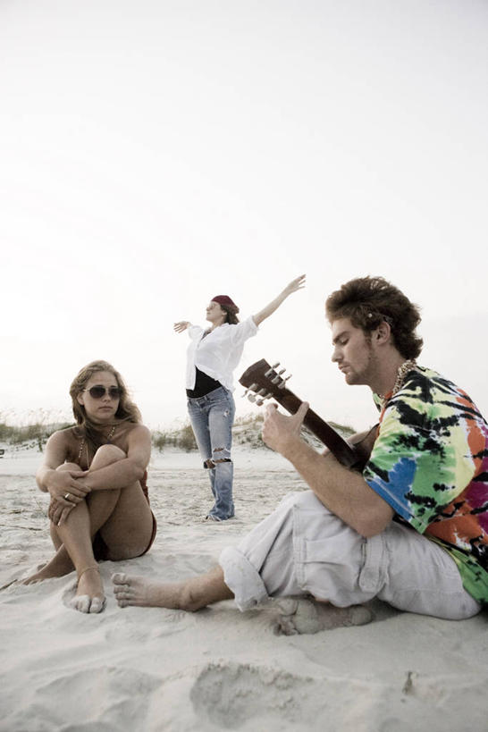 西方人,三个人,伙伴,朋友,站,坐,伸展双臂,盘腿,竖图,室外,白天,正面,友谊,沙滩,项链,欧洲,欧洲人,阴影,服装,裤子,光线,沙子,影子,海岸,吉他,乐器,弦乐器,沙地,注视,牛仔裤,休闲装,装饰品,衣服,天空,阳光,饰品,首饰,天,观察,看,站着,休闲,休闲服,弹琴,服饰,观看,察看,关注,弹拨弦鸣乐器,奏琴,抚琴,友情,男人,男性,年轻男性,年轻女性,女人,女性,白种人,海滩,敞开双臂,盘腿而坐,盘膝,盘着腿的,盘着腿坐,伸开双臂,双腿交叉,展开双肩,站立,张开手臂,张开双臂,坐着,半身,彩图,弹拨弦乐器