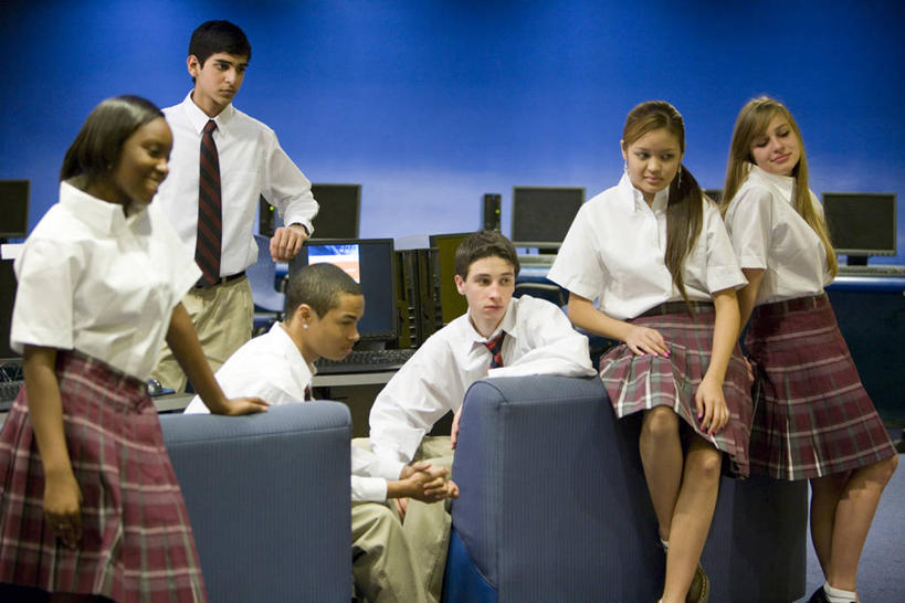 西方人,伙伴,朋友,站,坐,横图,室内,白天,正面,制服,友谊,电脑,显示器,鼠标,键盘,沙发,桌面,桌子,欧洲,非洲,黑人,欧洲人,服装,网络,木制,墙,许多人,扭头,注视,输入设备,通讯设备,墙壁,墙面,木制品,扶,观察,看,靠,靠着,倚靠,站着,转头,一群人,同学,校服,台式电脑,观看,察看,扶着,倚着,校友,关注,通信设备,布艺沙发,输出设备,学生服,同窗,学友,友情,男人,男性,年轻男性,年轻女性,女人,女性,白种人,非洲人,站立,坐着,半身,彩图