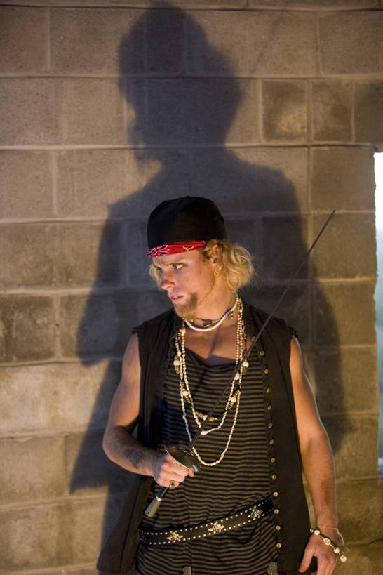 西方人,一个人,站,竖图,室内,白天,正面,竞争,帽子,项链,欧洲,欧洲人,仅一个男性,仅一个人,对抗,握,阴影,服装,冲突,反射,影子,墙,拿,拿着,扭头,注视,破坏,墙壁,墙面,装饰品,仅一个年轻男性,衣服,饰品,手链,首饰,低头,观察,看,站着,转头,武器,战争,握着,服饰,观看,损坏,察看,剑,攻击,威胁,衣着,穿着,对立,关注,矛盾,兵器,贝雷帽,防御,表演服,演出服,敌对,挫败,斗争,抗拒,抗衡,杀伤,威慑,衣饰,道具服,百兵之君,短兵,危险,男人,男性,年轻男性,白种人,站立,半身,彩图