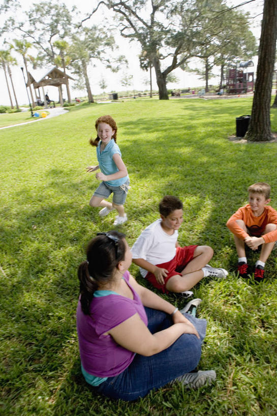 西方人,儿童,四个人,伙伴,朋友,学生,教师,坐,跑,笑,盘腿,微笑,露齿笑,竖图,俯视,室外,白天,友谊,纯洁,草地,草坪,植物,欧洲,欧洲人,阴影,服装,光线,影子,扭头,注视,休闲装,草,树,树木,小孩,衣服,绿色,阳光,自然,观察,看,转头,幼师,休闲,休闲服,可爱,童年,童趣,服饰,生长,成长,抱膝,观看,察看,关注,童真,烂漫,无邪,门生,天真,友情,男孩,男人,男性,年轻女性,女孩,女人,女性,白种人,老师,盘腿而坐,盘膝,盘着腿的,盘着腿坐,跑步,双腿交叉,坐着,半身,彩图,高角度拍摄,幼儿教师,男生,女生