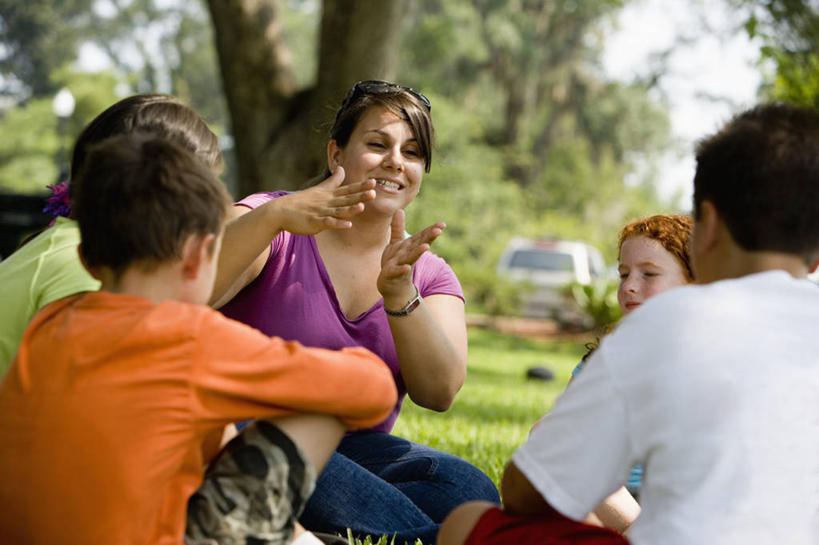 西方人,儿童,背部,伙伴,朋友,学生,教师,坐,笑,盘腿,微笑,露齿笑,横图,室外,白天,正面,友谊,纯洁,草地,草坪,植物,欧洲,欧洲人,五个人,阴影,服装,光线,影子,许多人,注视,休闲装,草,树,树木,小孩,衣服,绿色,阳光,自然,观察,看,手势,一群人,幼师,休闲,休闲服,可爱,童年,童趣,服饰,生长,成长,观看,察看,关注,童真,烂漫,无邪,门生,天真,友情,男孩,男人,男性,年轻女性,女孩,女人,女性,白种人,老师,盘腿而坐,盘膝,盘着腿的,盘着腿坐,双腿交叉,坐着,半身,彩图,幼儿教师,男生,女生