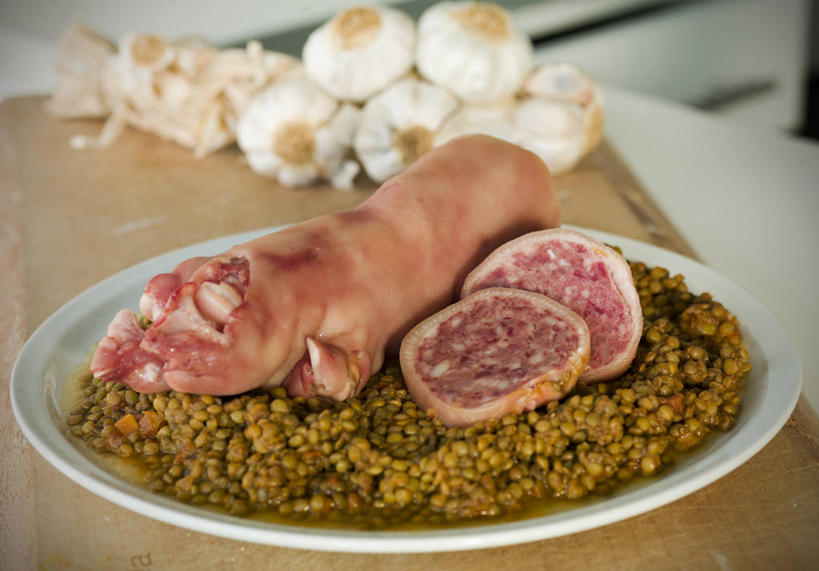 无人,横图,俯视,室内,特写,白天,植物,餐桌,桌子,豆,扁豆,蒜,餐具,一堆,许多,堆叠,堆积,朦胧,模糊,碟子,盘,豆类,豆子,案板,蒜头,猪手,猪蹄,猪爪,砧板,盘子,碟,餐台,堆,横截面,剖面,豆科,红扁豆,白扁豆,胡蒜,猪脚,截面,截面图形,羊眼豆,沿篱豆,小刀豆,藤豆,树豆,膨皮豆,南豆,南扁豆,凉衍豆,蛾眉豆,大蒜,茶豆,藊豆,彩图,高角度拍摄