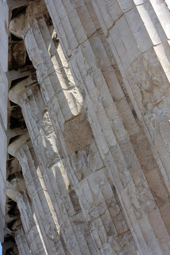 无人,竖图,室外,特写,白天,仰视,旅游,度假,名胜古迹,标志建筑,地标,建筑,希腊,欧洲,遗迹,柱子,墙,古迹,文物,娱乐,建设,古建筑,墙壁,墙面,享受,休闲,旅游胜地,放松,古文明,希腊共和国,多利安柱式,陶立克柱式,柱式,彩图,低角度拍摄