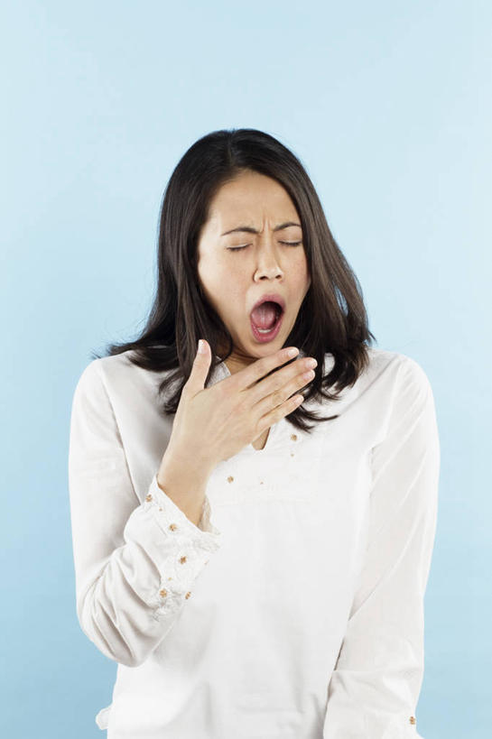 东方人,一个人,站,闭眼,竖图,室内,白天,正面,亚洲,仅一个年轻女性,仅一个女性,仅一个人,蓝色背景,服装,休闲装,黄种人,衣服,白色,站着,张嘴,休闲,休闲服,遮,遮掩,摄影,服饰,影棚,掩盖,遮挡,张大嘴巴,遮盖,掩饰,呵欠,欠伸,年轻女性,女人,女性,亚洲人,张开嘴,闭眼睛,闭着眼,闭着眼睛,站立,半身,彩图,影棚拍摄,拍摄