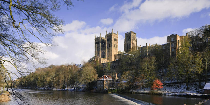 无人,家,教堂,横图,室外,白天,正面,旅游,度假,河流,水,植物,标志建筑,地标,建筑,英国,欧洲,阴影,节日,光线,影子,房屋,屋子,河水,水流,云,云朵,枝条,云彩,文化,娱乐,建设,楼房,英格兰,住宅,树,树木,树枝,蓝色,绿色,白云,蓝天,天空,阳光,自然,天,祈祷,享受,休闲,健康,旅游胜地,放松,许愿,宗教,信仰,生长,晴朗,成长,纪念,祈求,西欧,大不列颠,信念,大不列颠及北爱尔兰联合王国,大不列颠联合王国,日不落英帝国,英吉利,虬枝,枝杈,达勒姆,达勒姆郡,达勒姆堡和大教堂,达勒姆大教堂,平安,晴空,彩图,房子,大教堂,礼拜堂