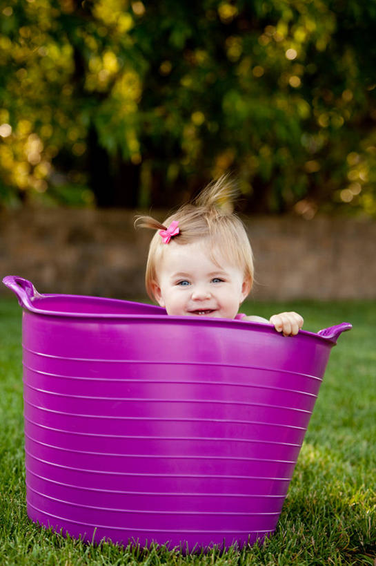 西方人,婴儿,儿童,一个人,坐,笑,微笑,露齿笑,竖图,室外,白天,正面,纯洁,安全,草地,草坪,植物,欧洲,欧洲人,仅一个人,握,阴影,光线,头饰,影子,防护,注视,草,树,树木,小孩,绿色,紫色,阳光,自然,发夹,发饰,夹子,容器,扶,观察,看,浴盆,可爱,握着,活泼,生长,成长,观看,储藏,保护,察看,扶着,储存,关注,宝宝,澡盆,保险,纯真,烂漫,无邪,保全,周全,安稳,安定,伶俐,平安,天真,白种人,孩子,坐着,彩图,全身,婴儿浴盆,贮存