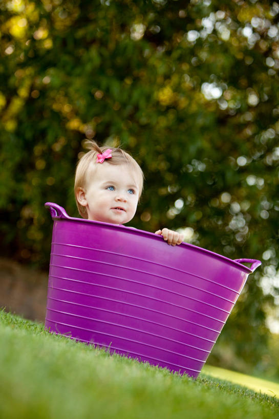 西方人,婴儿,儿童,一个人,坐,笑,微笑,竖图,室外,白天,侧面,纯洁,安全,草地,草坪,植物,欧洲,欧洲人,仅一个人,阴影,朦胧,模糊,光线,头饰,影子,防护,扭头,注视,草,树,树木,小孩,绿色,紫色,阳光,自然,发夹,发饰,夹子,容器,观察,看,转头,浴盆,可爱,活泼,生长,成长,观看,储藏,保护,察看,储存,关注,宝宝,澡盆,保险,纯真,烂漫,无邪,保全,周全,安稳,安定,伶俐,平安,天真,白种人,孩子,坐着,彩图,全身,婴儿浴盆,贮存