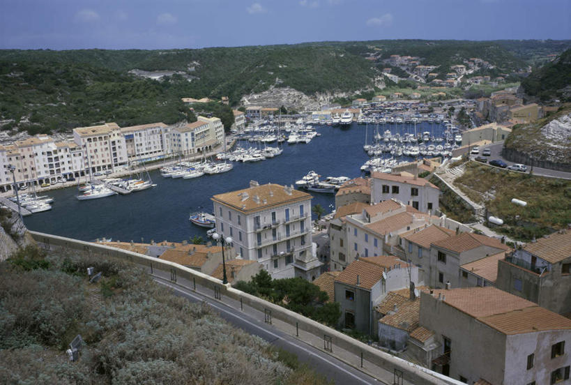 无人,家,横图,俯视,室外,白天,度假,草地,草坪,河流,美景,水,植物,城市风光,城市,路灯,船,照明,法国,欧洲,阴影,光线,影子,房屋,屋子,地平线,河水,景观,水流,公寓,辽阔,灯光,游艇,地面,娱乐,洋房,楼房,住宅,灯,草,树,树木,蓝色,绿色,蓝天,天空,阳光,自然,交通工具,天,享受,休闲,广阔,景色,放松,生长,晴朗,成长,一望无际,照亮,照明设备,科西嘉,科西嘉岛,载具,延伸,万里无云,法兰西共和国,天地相交,法兰西第五共和国,无边无际,一马平川,博尼法乔,科西嘉大区,晴空,晴空万里,彩图,高角度拍摄,房子