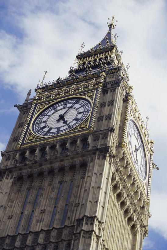 无人,竖图,室外,白天,仰视,旅游,度假,标志建筑,地标,建筑,英国,欧洲,伦敦,阴影,时间,光线,时钟,影子,云,云朵,钟楼,首都,计时,云彩,娱乐,建设,大本钟,大笨钟,蓝色,白云,蓝天,天空,阳光,钟表,天,享受,休闲,表,旅游胜地,放松,晴朗,西欧,大不列颠,大不列颠及北爱尔兰联合王国,塔钟,大不列颠联合王国,日不落英帝国,雾都,威斯敏斯特宫报时钟,伊丽莎白塔,钟,晴空,彩图,低角度拍摄