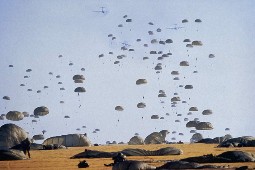 西方人,跳伞运动员,横图,室外,白天,正面,跳伞,石头,沙漠,降落伞,欧洲,欧洲人,阴影,光线,石子,影子,许多人,着陆,注视,蓝色,蓝天,天空,阳光,天,观察,看,一群人,晴朗,观看,登陆,察看,关注,载具,下降,降落,沉积岩,万里无云,航空工具,减速器,水成岩,男人,男性,中年男性,白种人,大漠,砂漠,石块,岩石,晴空,晴空万里,伞兵,跳伞人,跳伞员,跳伞者,彩图,全身