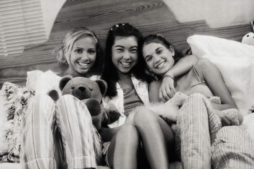 东方人,西方人,三个人,伙伴,朋友,坐,抱,笑,微笑,露齿笑,横图,室内,白天,正面,游戏,友谊,床,靠垫,卧室,熊,玩具,欧洲,欧洲人,亚洲,服装,玩偶,双人床,床单,靠枕,泰迪熊,玩,注视,休闲装,黄种人,娱乐,被子,衣服,玩具熊,垫子,枕头,观察,看,休闲,休闲服,益智,服饰,毛绒玩具,抱着,观看,安慰,察看,被单,搂着,发泄,关注,消遣,宣泄,罗斯福熊,友情,年轻女性,女人,女性,白种人,亚洲人,怀抱,搂,搂抱,玩耍,嬉戏,相抱,拥抱,坐着,半身,彩图,睡房,卧房