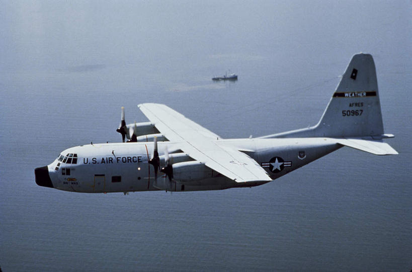 无人,横图,室外,白天,正面,机器,飞机,美国,飞翔,飞行,乌云,云,阴天,云朵,翱翔,云彩,飞,天空,天,发动机,机械,空军,一架,战斗机,北美,北美洲,昏暗,阴沉,美洲,军用机,美军,军用战斗机,北亚美利加洲,亚美利加洲,飞机发动机,航空发动机,彩图,EC-130心理战飞机