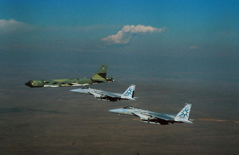 无人,横图,室外,白天,正面,机器,飞机,美国,一排,飞翔,阴影,整齐,并列,并排,飞行,光线,影子,云,云朵,翱翔,云彩,飞,排列,蓝色,白云,蓝天,天空,阳光,天,发动机,机械,空军,晴朗,战斗机,北美,北美洲,队列,美洲,平行,轰炸机,军用机,美军,军用战斗机,麦克唐纳.道格拉斯,鹰式战斗机,三架,B-52同温层堡垒轰炸机,F-15鹰式战斗机,B-52轰炸机,北亚美利加洲,亚美利加洲,飞机发动机,航空发动机,堡垒轰炸机,晴空,彩图