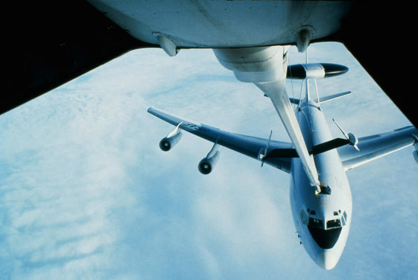 无人,横图,俯视,航拍,室外,白天,机器,飞机,美国,飞翔,阴影,飞行,光线,影子,云,云朵,翱翔,云彩,飞,蓝色,白云,蓝天,天空,阳光,天,发动机,机械,空军,晴朗,战斗机,北美,北美洲,鸟瞰,美洲,军用机,加油机,美军,军用战斗机,两架,E-3空中预警机,E-3预警机,KC-10加油机,KC-10空中加油机,北亚美利加洲,亚美利加洲,飞机发动机,航空发动机,晴空,彩图,高角度拍摄