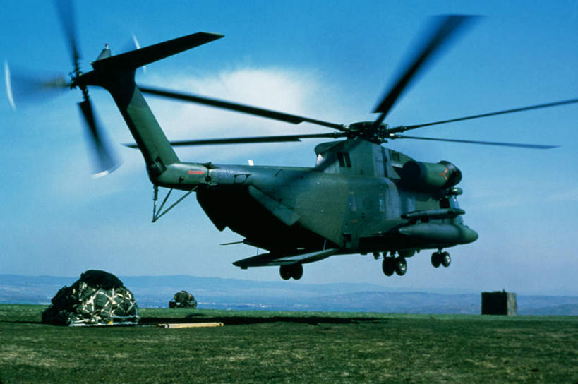 无人,横图,室外,白天,正面,机器,草地,草坪,石头,山,山脉,植物,美国,飞翔,阴影,朦胧,模糊,飞行,光线,石子,影子,山顶,山峰,云,云朵,山峦,翱翔,云彩,飞,草,蓝色,绿色,白云,蓝天,天空,阳光,群山,天,发动机,机械,运输,空军,一架,晴朗,直升机,北美,北美洲,美洲,军用机,运输机,美军,军用战斗机,军用运输器,沉积岩,海上种马运输直升机,海马运输直升机,CH-53海马运输直升机,CH-53海上种马运输直升机,北亚美利加洲,亚美利加洲,颠峰,极峰,飞机发动机,航空发动机,水成岩,石块,岩石,晴空,彩图