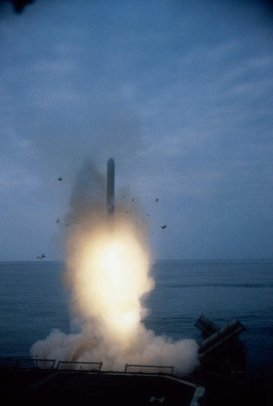 无人,竖图,室外,白天,正面,热情,火箭,高科技,科技,海浪,海洋,船,火,美国,阴影,光线,科学,火焰,影子,浪花,水平线,云,云朵,辽阔,海平线,燃烧,云彩,蓝色,白云,蓝天,天空,阳光,海水,天,广阔,工业,军舰,晴朗,一望无际,发射器,北美洲,美洲,海军,海景,导弹,战舰,炮弹,弹道导弹,巡洋舰,军方,军工业,陆军,美军,军用战舰,巡航导弹,战船,国防,BGM-109战斧巡航导弹,北亚美利加洲,亚美利加洲,无边无际,一马平川,大海,风浪,海,海水的波动,近岸浪,涌浪,晴空,彩图,CG-52邦克山号导弹巡洋舰,水天相接,水天一线