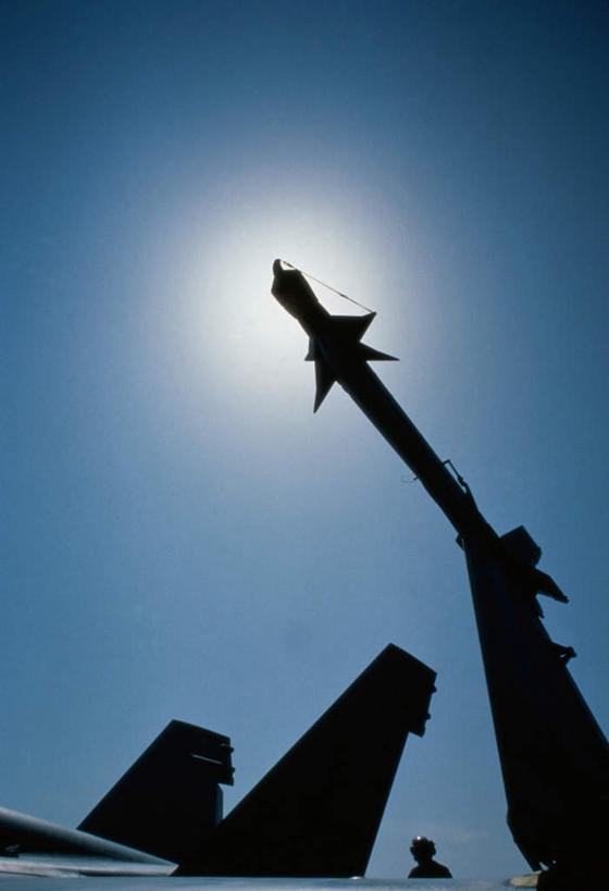 无人,竖图,室外,白天,仰视,火箭,高科技,科技,飞机,美国,阴影,光线,科学,影子,背光,蓝色,蓝天,天空,阳光,天,工业,空军,晴朗,战斗机,北美,发射器,北美洲,美洲,逆光,导弹,炮弹,军用机,弹道导弹,军方,军工业,陆军,美军,军用战斗机,国防,万里无云,F/A-18战斗机,F/A-18战机,F-18C大黄蜂战斗机,F-18大黄蜂战斗机,F-18战斗机,F-18战机,KC-135加油机,AIM-9响尾蛇导弹,北亚美利加洲,亚美利加洲,晴空,晴空万里,彩图,低角度拍摄,AIM-9空空导弹