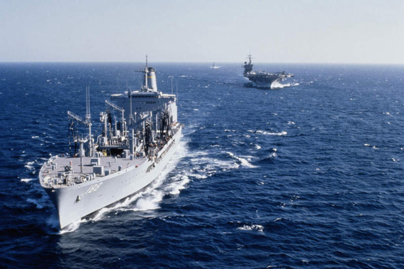 无人,横图,俯视,室外,白天,海浪,海洋,船,美国,阴影,波纹,飞溅,溅,光线,液体,影子,浪花,水滴,水平线,辽阔,海平线,水珠,蓝色,蓝天,水纹,天空,阳光,海水,船尾波,波浪,天,广阔,军舰,晴朗,一望无际,甲板,北美,北美洲,喷洒,航母,美洲,海军,海景,战舰,航空母舰,美军,飞行甲板,军用战舰,肯尼迪号,肯尼迪号航母,约翰.肯尼迪号,战船,约翰.肯尼迪航空母舰,万里无云,北亚美利加洲,亚美利加洲,空母,载机巡洋舰,无边无际,一马平川,大海,风浪,海,海水的波动,近岸浪,涌浪,晴空,晴空万里,彩图,高角度拍摄,水天相接,水天一线