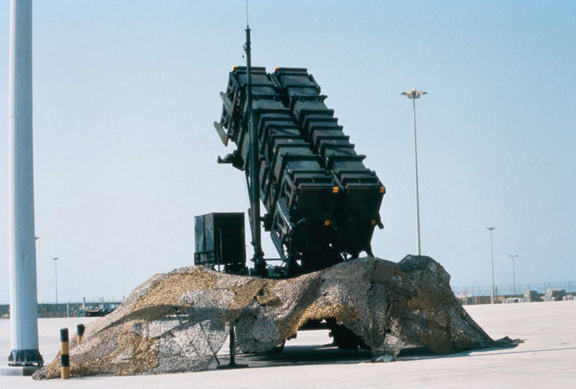 无人,横图,室外,白天,正面,火箭,高科技,科技,路灯,照明,美国,阴影,光线,科学,影子,地平线,辽阔,灯光,地面,灯,蓝色,蓝天,天空,阳光,天,广阔,工业,晴朗,一望无际,照亮,北美,发射器,北美洲,照明设备,延伸,美洲,导弹,炮弹,弹道导弹,军方,军工业,陆军,美军,国防,万里无云,天地相交,北亚美利加洲,亚美利加洲,无边无际,一马平川,晴空,晴空万里,彩图,爱国者MIM-104