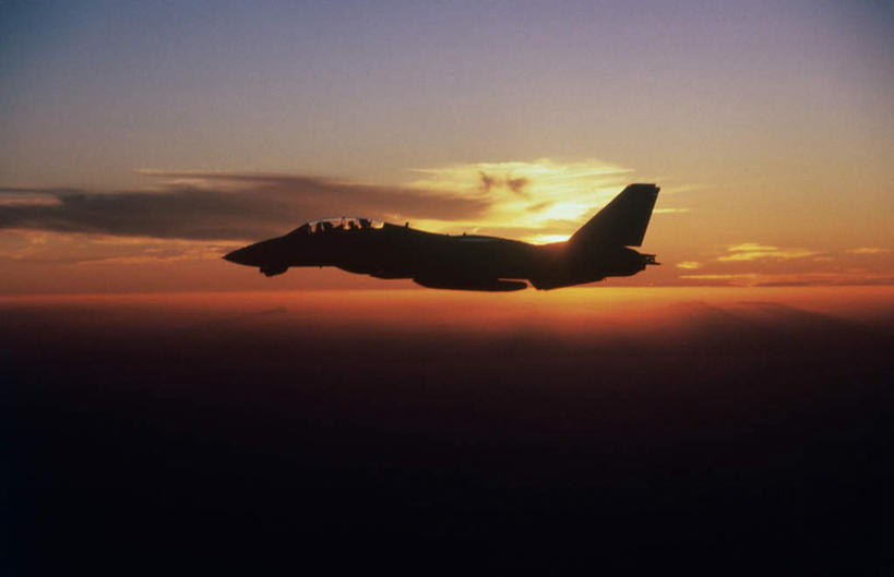 西方人,两个人,伙伴,朋友,飞行员,坐,横图,室外,白天,正面,友谊,合作,团队,日落,帽子,欧洲,美国,欧洲人,亚洲,飞翔,阴影,飞行,光线,头盔,影子,晚霞,霞光,落日,背光,翱翔,注视,飞,阳光,黄昏,安全帽,观察,驾驶,看,行驶,彩霞,战略,运输,空军,一架,观看,操纵,控制,察看,北美,北美洲,关注,美洲,西亚,逆光,操控,沙特阿拉伯,军用机,美军,军用运输器,F-14D雄猫战斗机,格鲁曼F-14,北亚美利加洲,亚美利加洲,联合,合谋,把持,夕照,沙特阿拉伯王国,配合,协作,男人,男性,年轻男性,白种人,飞行人员,夕阳,坐着,彩图,全身,斜阳