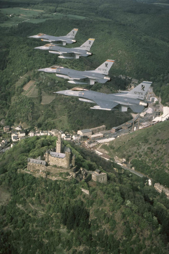 无人,竖图,俯视,航拍,室外,白天,石头,森林,山,山脉,树林,植物,飞机,德国,欧洲,美国,一排,飞翔,整齐,飞行,石子,山顶,山峰,山峦,翱翔,飞,树,树木,排列,绿色,自然,群山,空军,生长,成长,战斗机,北美,北美洲,西欧,鸟瞰,队列,美洲,军用机,美军,军用战斗机,战隼战斗机,沉积岩,德意志联邦共和国,F-16战斗机,F-16战隼战斗机,北亚美利加洲,亚美利加洲,颠峰,极峰,水成岩,石块,岩石,彩图,高角度拍摄