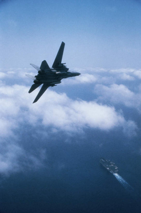 无人,竖图,俯视,航拍,室外,白天,机器,船,美国,飞翔,阴影,飞行,光线,影子,云,云朵,翱翔,云彩,飞,蓝色,白云,蓝天,天空,阳光,天,发动机,机械,运输,军舰,空军,一架,晴朗,甲板,北美,北美洲,鸟瞰,航母,美洲,海军,战舰,航空母舰,军用机,美军,飞行甲板,军用战舰,军用运输器,肯尼迪号,肯尼迪号航母,约翰.肯尼迪号,战船,约翰.肯尼迪航空母舰,F-14D雄猫战斗机,格鲁曼F-14,北亚美利加洲,亚美利加洲,空母,载机巡洋舰,飞机发动机,航空发动机,晴空,彩图,高角度拍摄