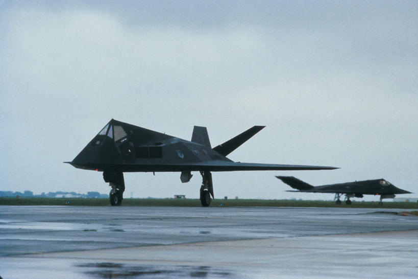 无人,机场,横图,室外,白天,正面,机器,飞机,飞机场,美国,阴影,光线,影子,云,云朵,云彩,航空,蓝色,白云,蓝天,天空,阳光,停机坪,天,发动机,机械,空军,晴朗,战斗机,北美,北美洲,美洲,军用机,美军,军用战斗机,攻击机,两架,F-117A夜鹰隐身攻击机,F-117A隐身攻击机,北亚美利加洲,亚美利加洲,飞机发动机,航空发动机,晴空,彩图