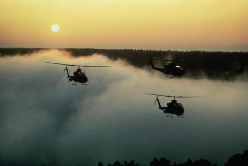 无人,横图,俯视,航拍,室外,白天,机器,日落,雾,飞机,美国,飞翔,阴影,朦胧,模糊,飞行,光线,影子,地平线,晚霞,霞光,落日,辽阔,地面,背光,翱翔,飞,阳光,黄昏,广阔,发动机,机械,彩霞,空军,一望无际,直升机,迷雾,北美,北美洲,鸟瞰,延伸,美洲,逆光,美军,军用直升机,武装直升机,眼镜蛇直升机,两架,天地相交,北亚美利加洲,亚美利加洲,AH-1眼镜蛇攻击直升机,无边无际,一马平川,夕照,飞机发动机,航空发动机,大雾,夕阳,彩图,高角度拍摄,斜阳