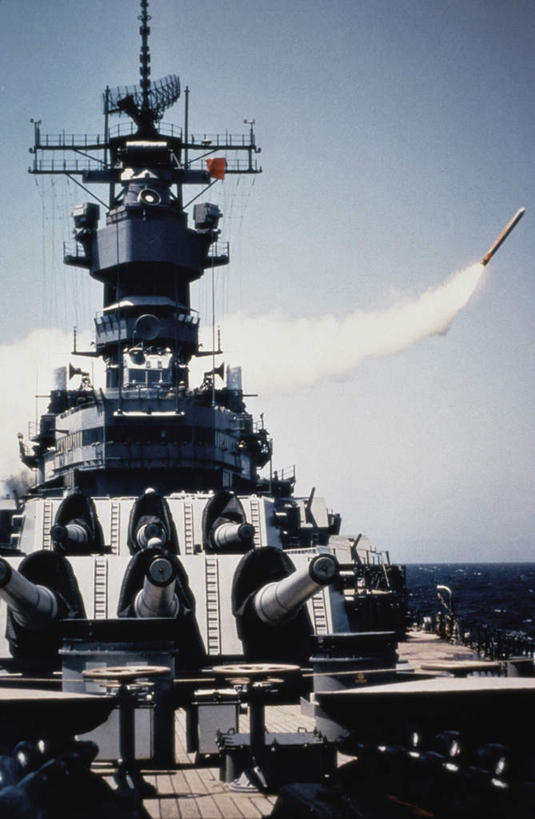 无人,竖图,室外,白天,正面,火箭,高科技,科技,海浪,海洋,船,美国,阴影,光线,科学,影子,浪花,蓝色,蓝天,天空,阳光,海水,天,工业,军舰,晴朗,北美,发射器,北美洲,美洲,海军,海景,导弹,战舰,炮弹,弹道导弹,战列舰,军方,军工业,陆军,美军,军用战舰,战船,国防,密苏里号战舰,密苏里号战列舰,万里无云,战斧式巡航导弹,北亚美利加洲,亚美利加洲,大海,风浪,海,海水的波动,近岸浪,涌浪,晴空,晴空万里,彩图