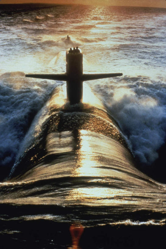 无人,竖图,室外,白天,正面,日落,沙滩,美国,阴影,波纹,飞溅,溅,光线,沙子,液体,影子,海岸,水滴,晚霞,霞光,落日,沙地,水珠,水纹,阳光,黄昏,船尾波,波浪,彩霞,北美,北美洲,喷洒,美洲,海军,潜艇,潜水艇,美军,核动力潜艇,核潜艇,军用潜艇,军用舰,军用艇,北亚美利加洲,亚美利加洲,夕照,海滩,夕阳,彩图,斜阳