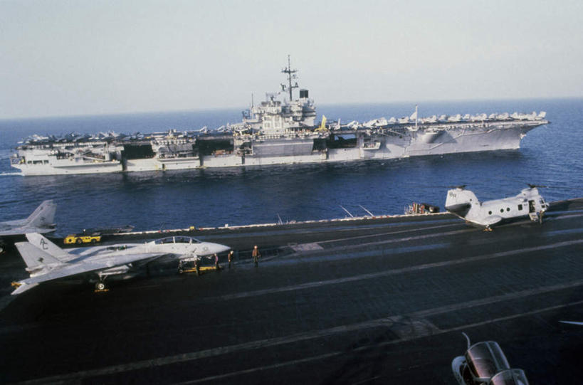 无人,横图,室外,白天,正面,海浪,海洋,船,美国,阴影,光线,影子,浪花,水平线,辽阔,海平线,蓝色,倒影,蓝天,天空,阳光,海水,天,广阔,军舰,晴朗,一望无际,甲板,倒映,北美,北美洲,航母,美洲,海军,海景,战舰,航空母舰,美军,飞行甲板,军用战舰,肯尼迪号,肯尼迪号航母,约翰.肯尼迪号,战船,约翰.肯尼迪航空母舰,万里无云,北亚美利加洲,亚美利加洲,空母,载机巡洋舰,无边无际,一马平川,反照,大海,风浪,海,海水的波动,近岸浪,涌浪,晴空,晴空万里,彩图,萨拉托加号大型舰队航母,萨拉托加号航空母舰,水天相接,水天一线